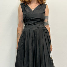 Load image into Gallery viewer, Abito vintage sartoriale anni ’60 – Antonelli Sport numerato – seta nera