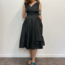 Load image into Gallery viewer, Abito vintage sartoriale anni ’60 – Antonelli Sport numerato – seta nera