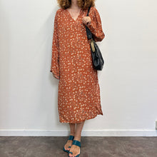 Load image into Gallery viewer, Abito caftano anni ’90 – ruggine con stampa floreale – deadstock