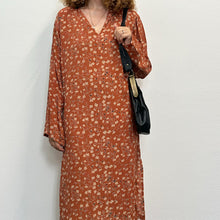 Load image into Gallery viewer, Abito caftano anni ’90 – ruggine con stampa floreale – deadstock
