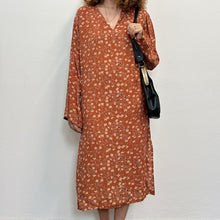 Load image into Gallery viewer, Abito caftano anni ’90 – ruggine con stampa floreale – deadstock