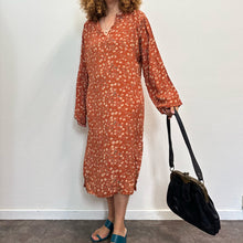Load image into Gallery viewer, Abito caftano anni ’90 – ruggine con stampa floreale – deadstock