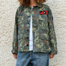 Load image into Gallery viewer, Giacca Military/Workwear Reworked – Pezzo Unico con Patch Giapponesi Vintage