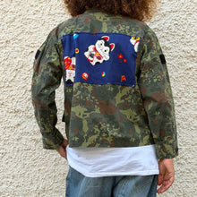 Load image into Gallery viewer, Giacca Military/Workwear Reworked – Pezzo Unico con Patch Giapponesi Vintage