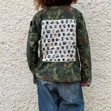 Load image into Gallery viewer, Giacca Military/Workwear Reworked con Patch Giapponesi Vintage – Pezzo Unico