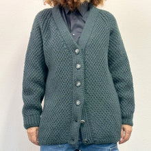 Load image into Gallery viewer, Cardigan realizzato a mano color verde petrolio mélange