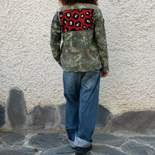 Load image into Gallery viewer, Giacca Military/Workwear Reworked – Pezzo Unico con Patch Giapponesi Vintage