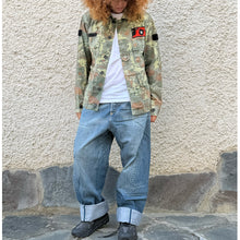 Load image into Gallery viewer, Giacca Military/Workwear Reworked – Pezzo Unico con Patch Giapponesi Vintage