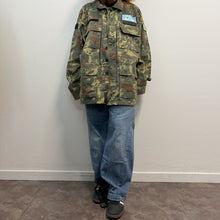 Load image into Gallery viewer, Giacca Military/Workwear Reworked – Pezzo Unico con Patch Giapponesi Vintage
