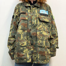 Load image into Gallery viewer, Giacca Military/Workwear Reworked – Pezzo Unico con Patch Giapponesi Vintage