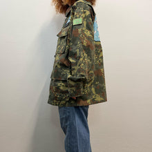 Load image into Gallery viewer, Giacca Military/Workwear Reworked – Pezzo Unico con Patch Giapponesi Vintage