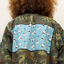 Load image into Gallery viewer, Giacca Military/Workwear Reworked – Pezzo Unico con Patch Giapponesi Vintage