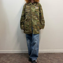 Load image into Gallery viewer, Giacca Military/Workwear Reworked – Pezzo Unico con Patch Giapponesi Vintage