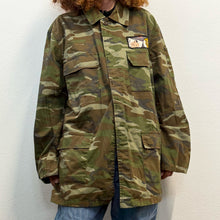 Load image into Gallery viewer, Giacca Military/Workwear Reworked – Pezzo Unico con Patch Giapponesi Vintage