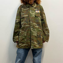 Load image into Gallery viewer, Giacca Military/Workwear Reworked – Pezzo Unico con Patch Giapponesi Vintage