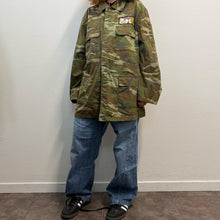 Load image into Gallery viewer, Giacca Military/Workwear Reworked – Pezzo Unico con Patch Giapponesi Vintage