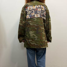 Load image into Gallery viewer, Giacca Military/Workwear Reworked – Pezzo Unico con Patch Giapponesi Vintage