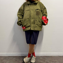 Load image into Gallery viewer, Giacca Military/Workwear Reworked – Pezzo Unico con Patch hallo kitty Giapponesi Vintage