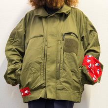Load image into Gallery viewer, Giacca Military/Workwear Reworked – Pezzo Unico con Patch hallo kitty Giapponesi Vintage