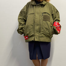 Load image into Gallery viewer, Giacca Military/Workwear Reworked – Pezzo Unico con Patch hallo kitty Giapponesi Vintage