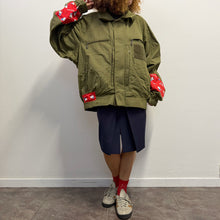 Load image into Gallery viewer, Giacca Military/Workwear Reworked – Pezzo Unico con Patch hallo kitty Giapponesi Vintage
