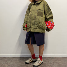 Load image into Gallery viewer, Giacca Military/Workwear Reworked – Pezzo Unico con Patch hallo kitty Giapponesi Vintage