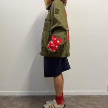 Load image into Gallery viewer, Giacca Military/Workwear Reworked – Pezzo Unico con Patch hallo kitty Giapponesi Vintage