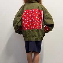 Load image into Gallery viewer, Giacca Military/Workwear Reworked – Pezzo Unico con Patch hallo kitty Giapponesi Vintage