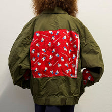 Load image into Gallery viewer, Giacca Military/Workwear Reworked – Pezzo Unico con Patch hallo kitty Giapponesi Vintage