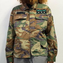Load image into Gallery viewer, Giacca Military/Workwear Reworked – Pezzo Unico con Patch Giapponesi Vintage