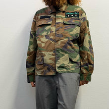 Load image into Gallery viewer, Giacca Military/Workwear Reworked – Pezzo Unico con Patch Giapponesi Vintage