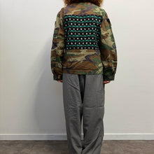 Load image into Gallery viewer, Giacca Military/Workwear Reworked – Pezzo Unico con Patch Giapponesi Vintage