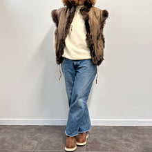 Load image into Gallery viewer, Bomber smanicato in montone 80s