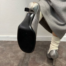 Load image into Gallery viewer, Décolleté argento con punti luce – Casadei (anni 2000)