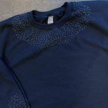 Load image into Gallery viewer, Felpa Sashiko “Onda” – Pezzo unico, realizzata a mano