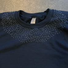 Load image into Gallery viewer, Felpa Sashiko “Onda” – Pezzo unico, realizzata a mano