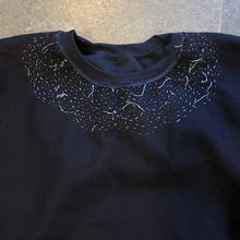 Load image into Gallery viewer, Felpa Sashiko “Onda” – Pezzo unico, realizzata a mano