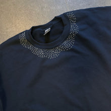 Load image into Gallery viewer, Felpa Sashiko “Onda” – Pezzo unico, realizzata a mano