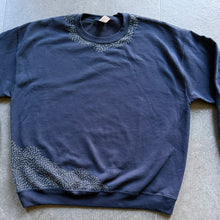 Load image into Gallery viewer, Felpa Sashiko “Onda” – Pezzo unico, realizzata a mano