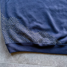 Load image into Gallery viewer, Felpa Sashiko “Onda” – Pezzo unico, realizzata a mano