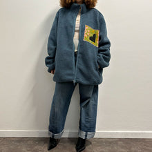 Load image into Gallery viewer, Sherpa jacket color Stone blue con patch di recupero