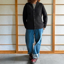 Load image into Gallery viewer, Cardigan lana follata nero