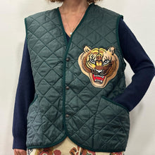 Load image into Gallery viewer, Gilet trapuntata con toppa coreana TIGER