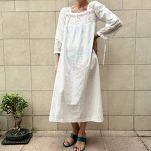 Load image into Gallery viewer, Abito antica camicia da notte bianca con inserti in pizzo