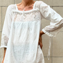 Load image into Gallery viewer, Abito antica camicia da notte bianca con inserti in pizzo