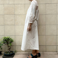 Load image into Gallery viewer, Abito antica camicia da notte bianca con inserti in pizzo