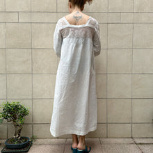 Load image into Gallery viewer, Abito antica camicia da notte bianca con inserti in pizzo