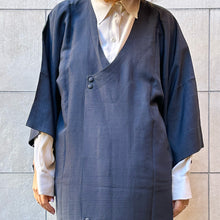 Load image into Gallery viewer, kimono in seta shantug con allacciatura a bottoni 50s