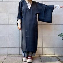 Load image into Gallery viewer, kimono in seta shantug con allacciatura a bottoni 50s