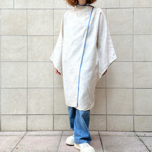 Load image into Gallery viewer, Maxi blusa/abito sartoriale  ecru bordo blu